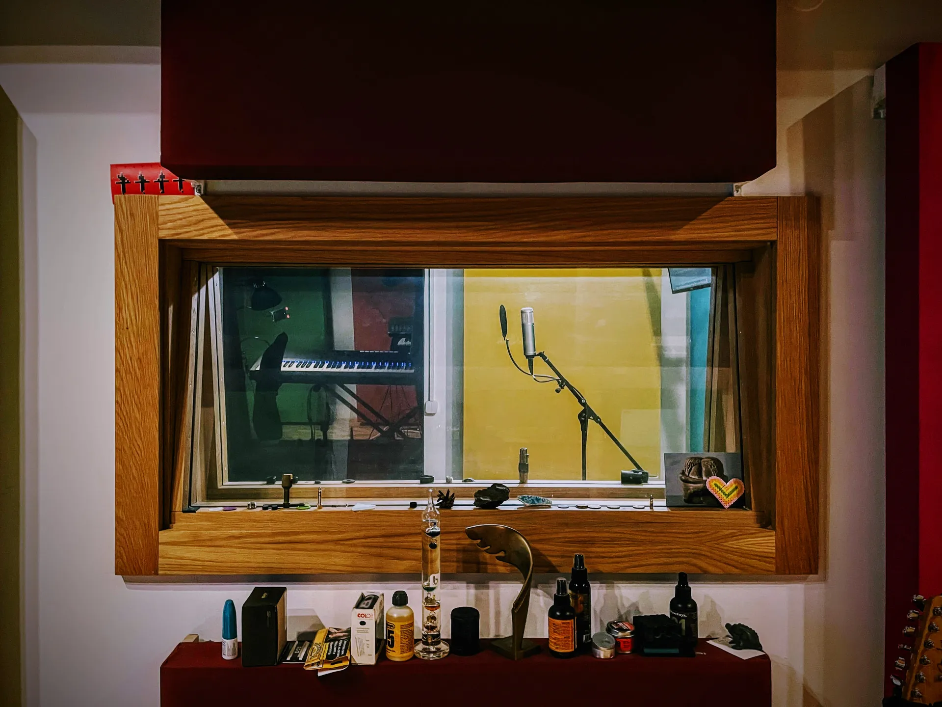 window into kaloyan's live room
